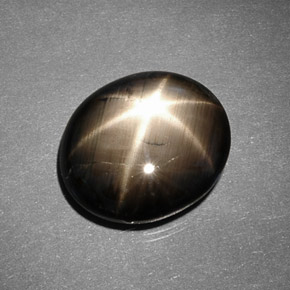 9.26カラットの天然黒スターサファイア（14.1×12 mm・オーバルカット）