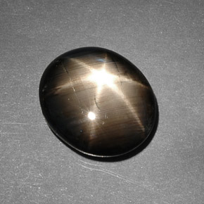 9.26カラットの天然黒スターサファイア（14.1×12 mm・オーバルカット）