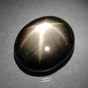 17.16カラットの天然黒スターサファイア（14.6×12.2 mm・オーバルカット）
