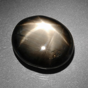 17.16カラットの天然黒スターサファイア（14.6×12.2 mm・オーバルカット）