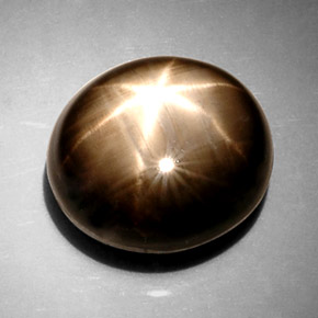 15.19カラットの天然黒スターサファイア（14×12.6 mm・オーバルカット）