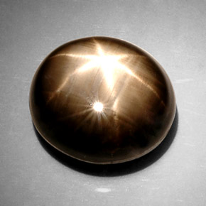 15.19カラットの天然黒スターサファイア（14×12.6 mm・オーバルカット）
