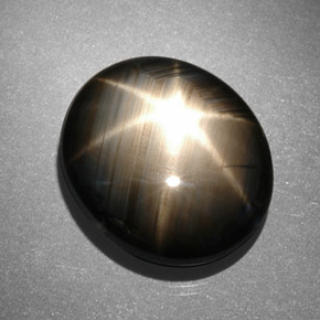 13.06カラットの天然黒スターサファイア（14.4×12.4 mm・オーバルカット）