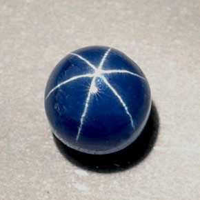 1.89カラットの天然ブルースターサファイア（5.95 mm・ラウンドカット）