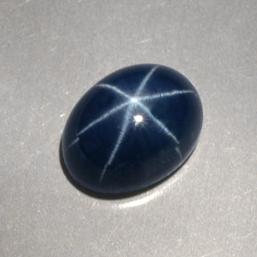 2.52カラットの天然ブルースターサファイア（8.2×6.1 mm・オーバルカット）