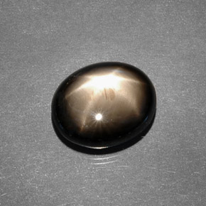 7.88カラットの天然黒スターサファイア（12.1×10 mm・オーバルカット）