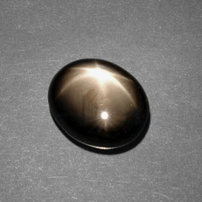 7.88カラットの天然黒スターサファイア（12.1×10 mm・オーバルカット）