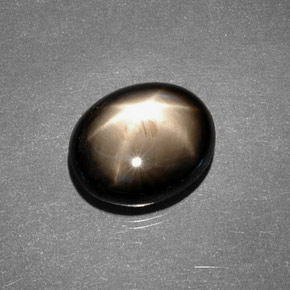 7.88カラットの天然黒スターサファイア（12.1×10 mm・オーバルカット）