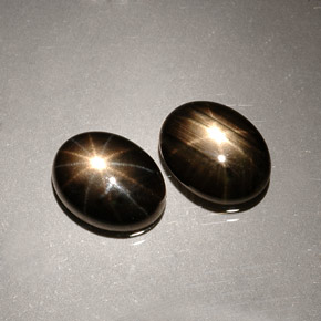 カラットの天然黒スターサファイア（8.2×6.2 mm・オーバルカット）