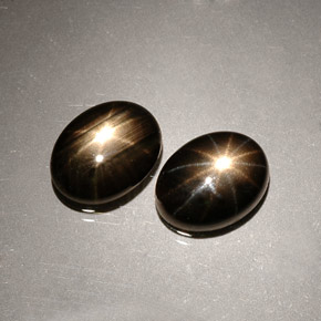 カラットの天然黒スターサファイア（8.2×6.2 mm・オーバルカット）