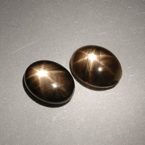 カラットの天然黒スターサファイア（8×6.2 mm・オーバルカット）