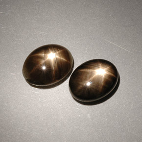カラットの天然黒スターサファイア（8×6.2 mm・オーバルカット）