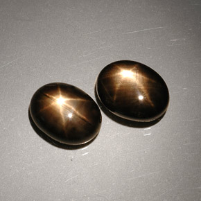 カラットの天然黒スターサファイア（8.2×6.2 mm・オーバルカット）