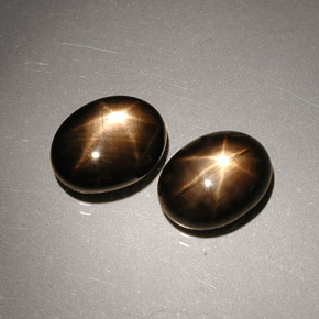 カラットの天然黒スターサファイア（8.2×6.2 mm・オーバルカット）