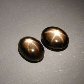 カラットの天然黒スターサファイア（8×6.1 mm・オーバルカット）