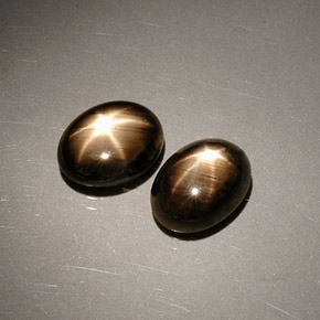 カラットの天然黒スターサファイア（8×6.1 mm・オーバルカット）