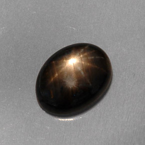 1.59カラットの天然黒スターサファイア（8.2×6.2 mm・オーバルカット）
