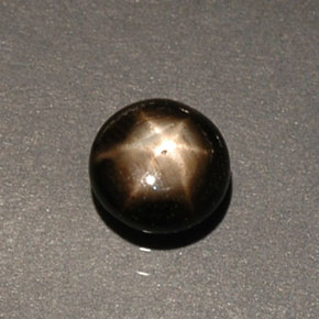 0.60カラットの天然黒スターサファイア（4.88 mm・ラウンドカット）