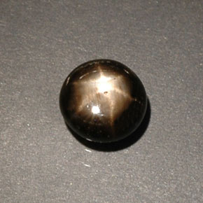 0.60カラットの天然黒スターサファイア（4.88 mm・ラウンドカット）