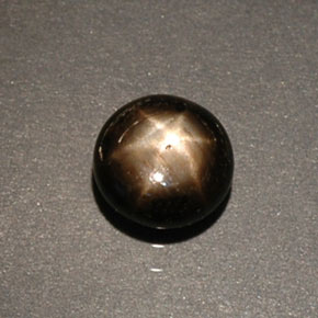 0.60カラットの天然黒スターサファイア（4.88 mm・ラウンドカット）