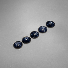 カラットの天然ブルースターサファイア（5.3×4.2 mm・オーバルカット）