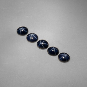 カラットの天然ブルースターサファイア（5.3×4.2 mm・オーバルカット）