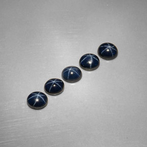 カラットの天然ブルースターサファイア（5.3×4.2 mm・オーバルカット）