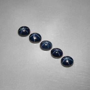 カラットの天然ブルースターサファイア（5.3×4.2 mm・オーバルカット）