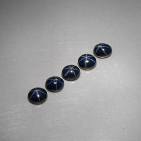 カラットの天然ブルースターサファイア（5.1×4.1 mm・オーバルカット）