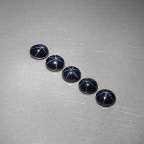 カラットの天然ブルースターサファイア（5.1×4.1 mm・オーバルカット）