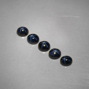 カラットの天然ブルースターサファイア（5.2×4.2 mm・オーバルカット）