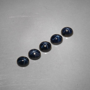 カラットの天然ブルースターサファイア（5.2×4.2 mm・オーバルカット）