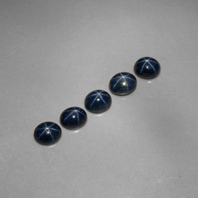 カラットの天然ブルースターサファイア（5.3×4.4 mm・オーバルカット）