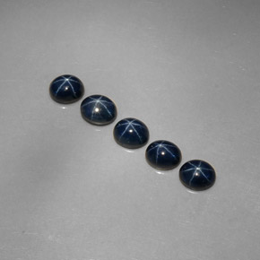 カラットの天然ブルースターサファイア（5.3×4.4 mm・オーバルカット）