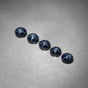 カラットの天然ブルースターサファイア（5.2×4.3 mm・オーバルカット）