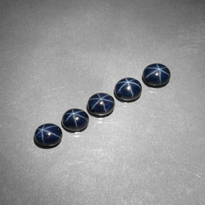カラットの天然ブルースターサファイア（5.2×4.3 mm・オーバルカット）
