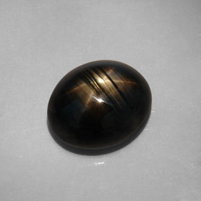 10.73カラットの天然黒スターサファイア（13.2×11 mm・オーバルカット）