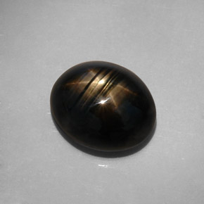 10.73カラットの天然黒スターサファイア（13.2×11 mm・オーバルカット）
