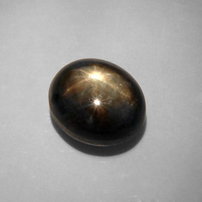 12.34カラットの天然黒スターサファイア（12.2×10.4 mm・オーバルカット）