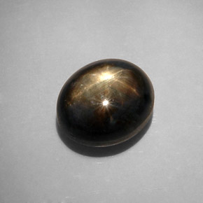 12.34カラットの天然黒スターサファイア（12.2×10.4 mm・オーバルカット）