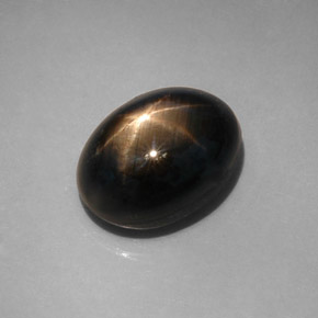 12.08カラットの天然黒スターサファイア（13.6×10.3 mm・オーバルカット）