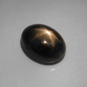 12.08カラットの天然黒スターサファイア（13.6×10.3 mm・オーバルカット）