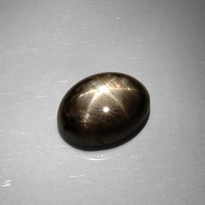 6.59カラットの天然黒スターサファイア（11.5×8.4 mm・オーバルカット）