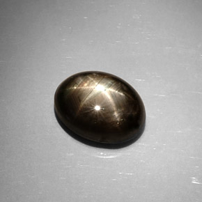 6.59カラットの天然黒スターサファイア（11.5×8.4 mm・オーバルカット）