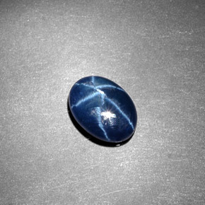 1.35カラットの天然ブルースターサファイア（8.3×6.1 mm・オーバルカット）