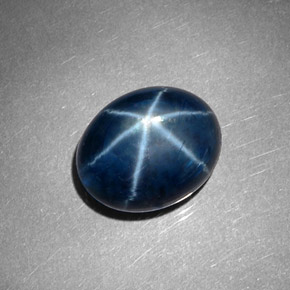 8.60カラットの天然ブルースターサファイア（12.5×10.2 mm・オーバルカット）