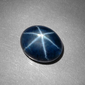 8.60カラットの天然ブルースターサファイア（12.5×10.2 mm・オーバルカット）