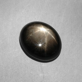 7.90カラットの天然黒スターサファイア（12.7×10.4 mm・オーバルカット）