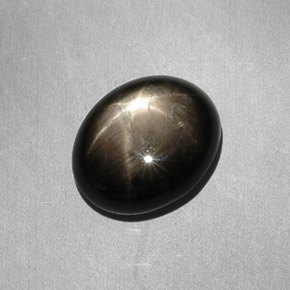 7.90カラットの天然黒スターサファイア（12.7×10.4 mm・オーバルカット）