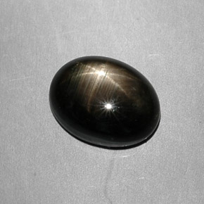 7.49カラットの天然黒スターサファイア（12.9×9.7 mm・オーバルカット）